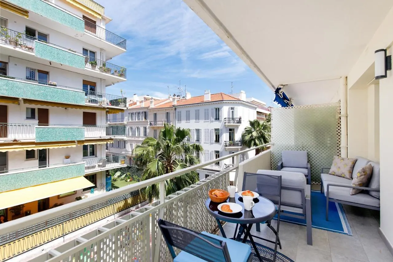 Perle Doree Yourhosthelper Cannes 0*,  France